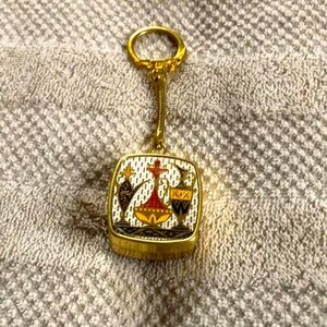 Vintage music box.key case works. Nice piece. Nice vase print💼💼💼👜👜🦩 EUC